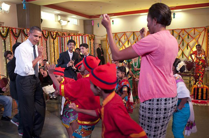 mPresident and Mrs Obams Dancing to Indian Music